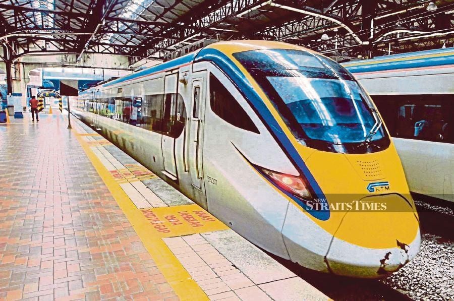 Keretapi Tanah Melayu Bhd (KTMB) will give full refund to passengers affected by the disruption of the Electric Train Service (ETS) between Kamunting and Bukit Merah on Tuesday. - File pic