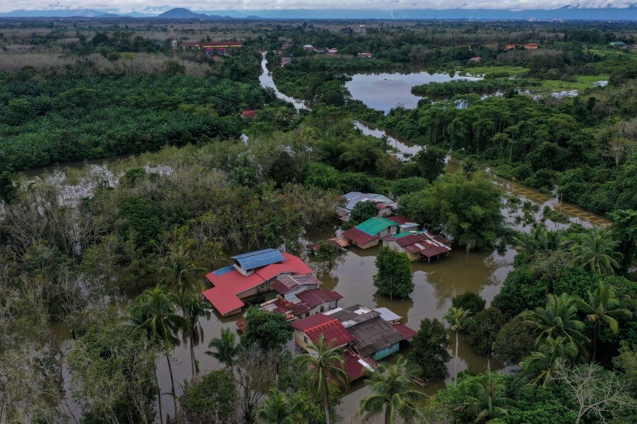 The flood situation in Terengganu, Kelantan and Selangor seems to be improving with the number of evacuees at temporary flood relief centres dropping tonight (November 27). BERNAMA PIC
