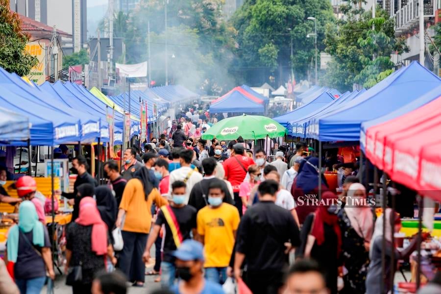 The Domestic Trade and Consumer Affairs Ministry’s Kuala Lumpur director Ariffin Samsudin said his officers were instructed to go easy on the traders over the past three days and focus on advocacy. - NSTP/AIZUDDIN SAAD