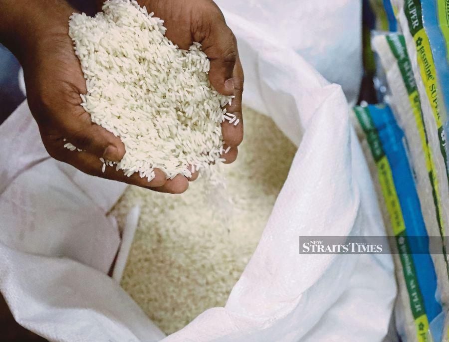 The Agriculture and Food Security Ministry has recorded 94 online advertisements that were taken down by e-commerce platform providers related to the sale of smuggled and unlicensed rice. File pic