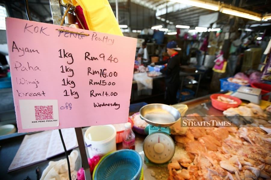 The government’s move to float chicken prices from Nov 1 will benefit consumers as chicken producers, wholesalers and retailers will compete amongst themselves to offer competitive prices to customers. - NSTP/MIKAIL ONG