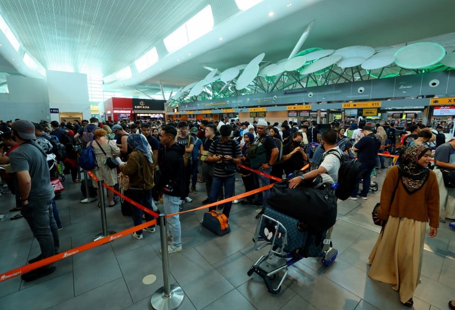 More than 2,000 passengers have been affected by the cancellation of several flights from Tawau Airport, following the volcanic eruption of Gunung Ruang in North Sulawesi, Indonesia. BERNAMA PIC