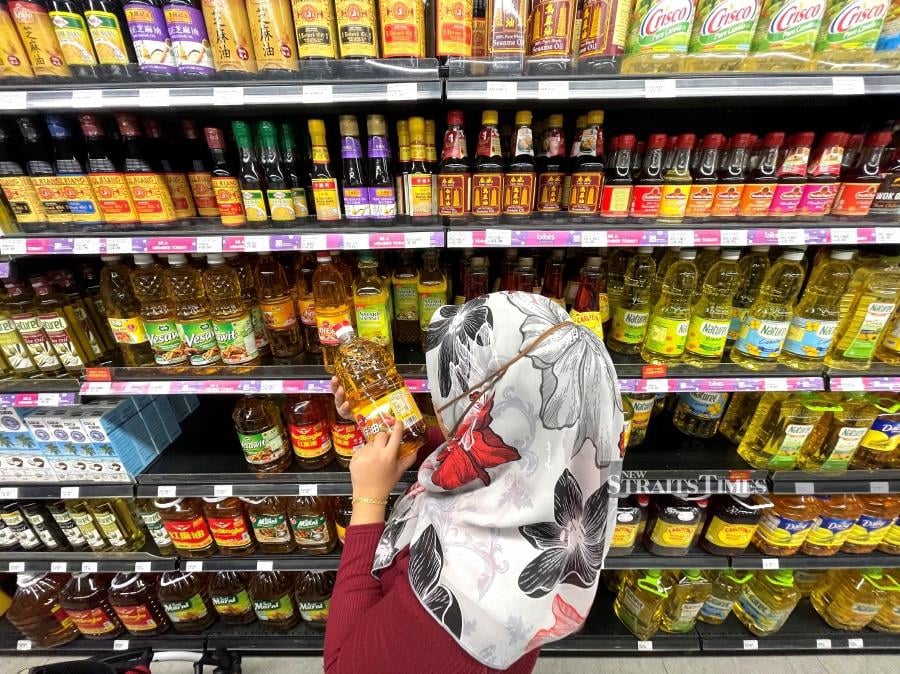 Two student unions have urged the government to reconsider its decision to abolish cooking oil subsidies and the ceiling price of necessities from July 1. - NSTP/NUR AISYAH MAZALAN.
