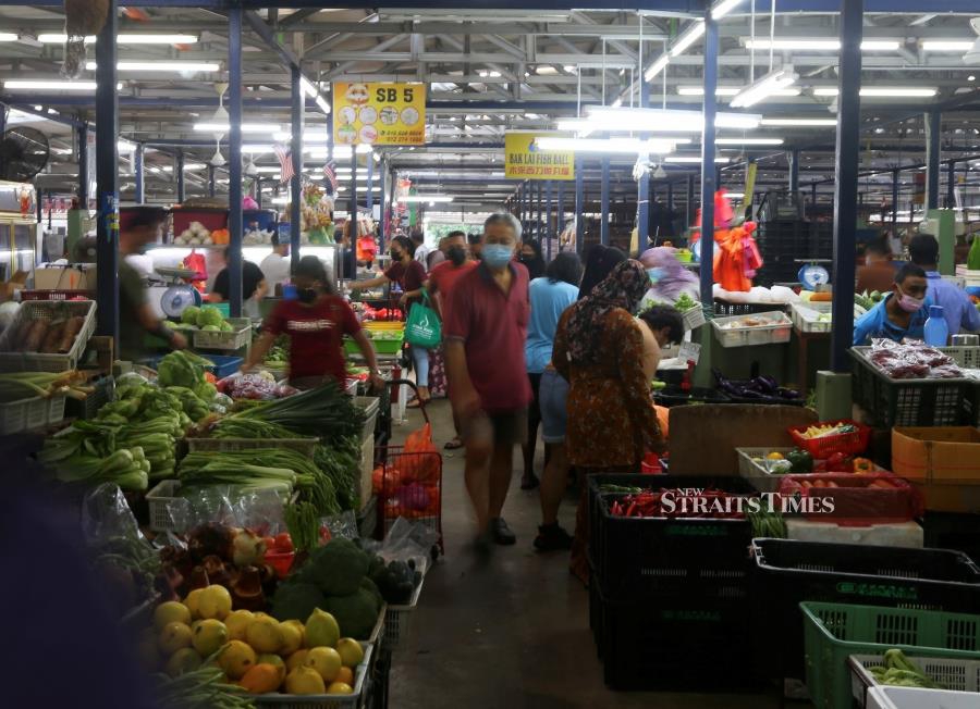 With the rising unemployment, there is an increasing worry that more Malaysians do not have sufficient access to nutritious food, apart from to struggling to make ends meet. - STR/SYAFEEQ AHMAD
