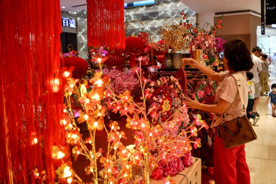 Although Chinese New Year is tomorrow, it seems like many of those celebrating have decided to do last-minute shopping for their reunion dinner tonight. BERNAMA PIC