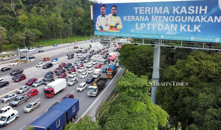 Traffic flow along several major highways nationwide is expected to increase significantly this evening as people begin to return to their hometowns ahead of the Hari Raya Aidilfitri celebration next week. NSTP/MOHAMAD SHAHRIL BADRI SAALI