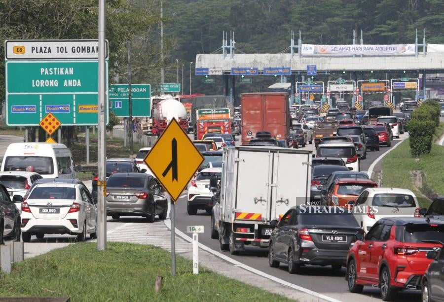 There was a bumper-to-bumper traffic near the Gombak toll plaza earlier as many decided to start their journey in the afternoon. NSTP/MOHAMAD SHAHRIL BADRI SAALI