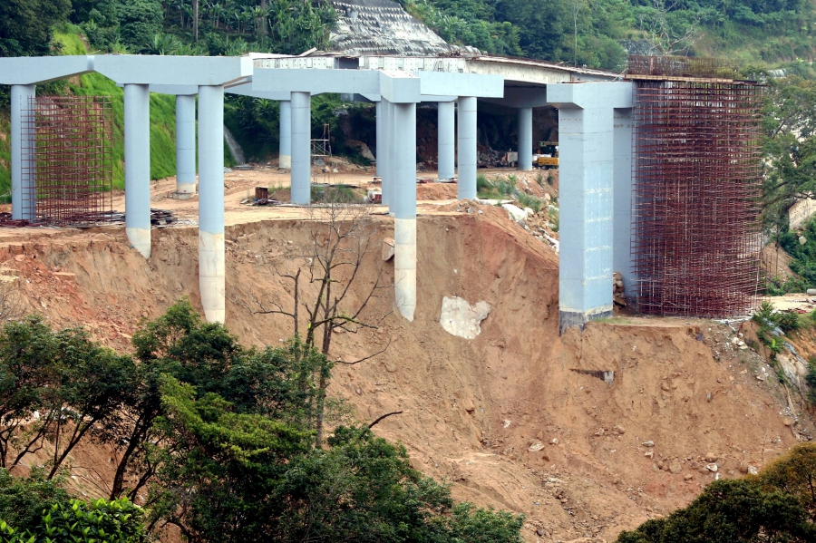 The Penang government is waiting for the report from the Department of Occupational Safety and Heath (DOSH) before all the findings on the landslide incident at the Bukit Kukus paired road project could be revealed. (NSTP Archive)