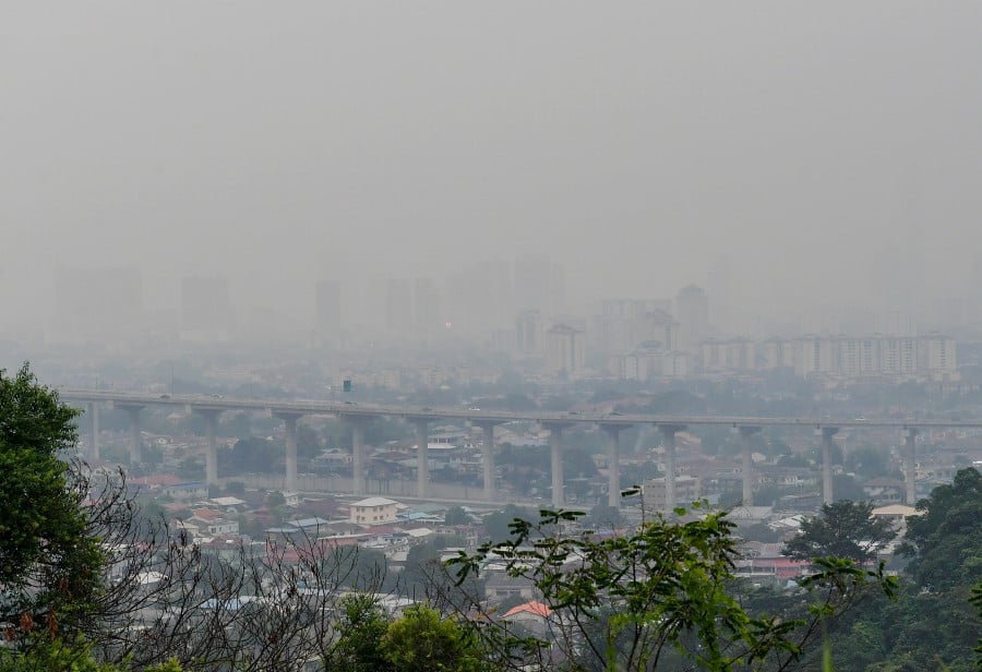 As many as 18 air quality monitoring stations in eight states recorded unhealthy Air Pollution Index (API) readings this morning. BERNAMA PIC