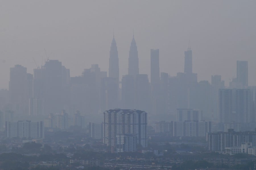 The capital city's view in the evening was cloudy and affected due to the hazy situation with an Air Pollution Index (API) reading of 154 during the inspection.