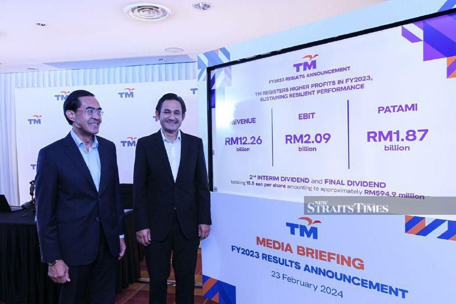 Telekom Malaysia Managing Director, Amar Huzaimi Md Deris and Telekom Malaysia Group Chief Financial Officer, Razidan Ghazalli (left) during media briefing financial results for FY2023 at Menara TM, Bangsar. - NSTP/ AZIAH AZMEE