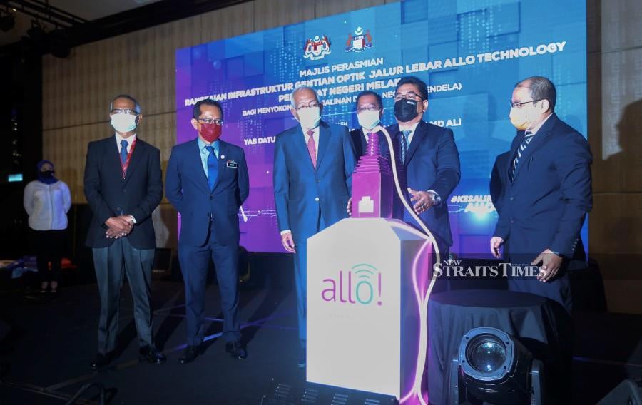 Melaka chief minister Datuk Seri Dr Sulaiman Md Ali launching the state-level broadband infrastructure network, witnessed by TNB chairman Datuk Seri Mahdzir Khalid.
