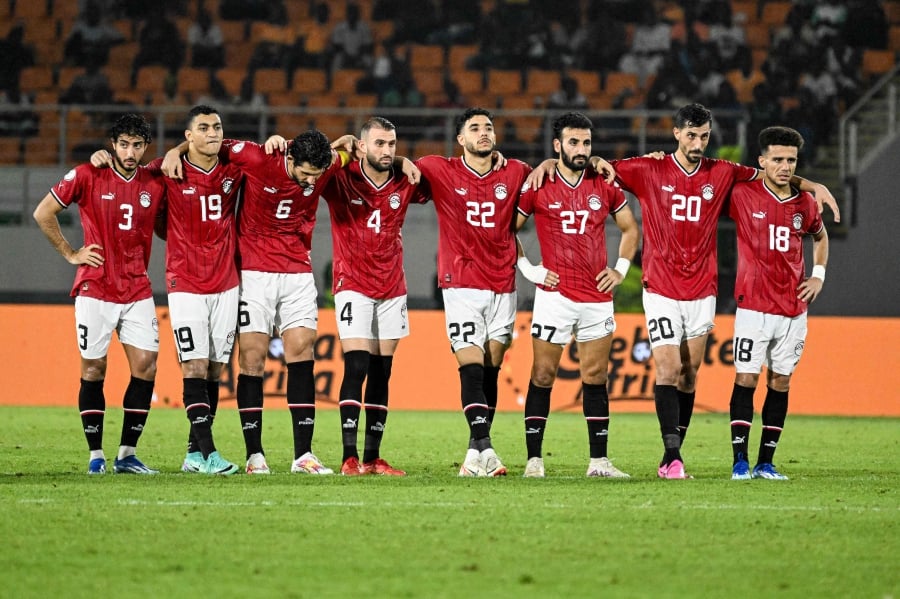 Egypt's players stand in line during penalty kicks during the extra time of the Africa Cup of Nations (CAN) 2024 round of 16 football match between Egypt and DR Congo at the Stade Laurent Pokou in San Pedro. (Photo by SIA KAMBOU / AFP)