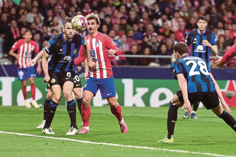 Inter Milan's Dutch defender Stefan de Vrij vies with Atletico Madrid's French forward Antoine Griezmann during the UEFA Champions League last 16 second leg football match between Club Atletico de Madrid and Inter Milan at the Metropolitano stadium in Madrid. (Photo by Thomas COEX / AFP)