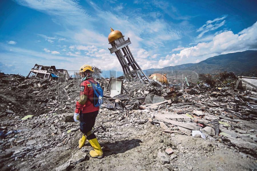 Indonesia mulls declaring quake-flattened villages 'mass graves' | New ...