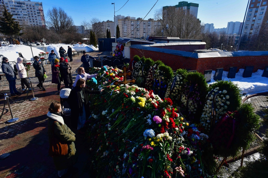 Mourners visit the grave of Russian opposition leader Alexei Navalny at the Borisovo cemetery in Moscow on March 3, 2024. -- AFP