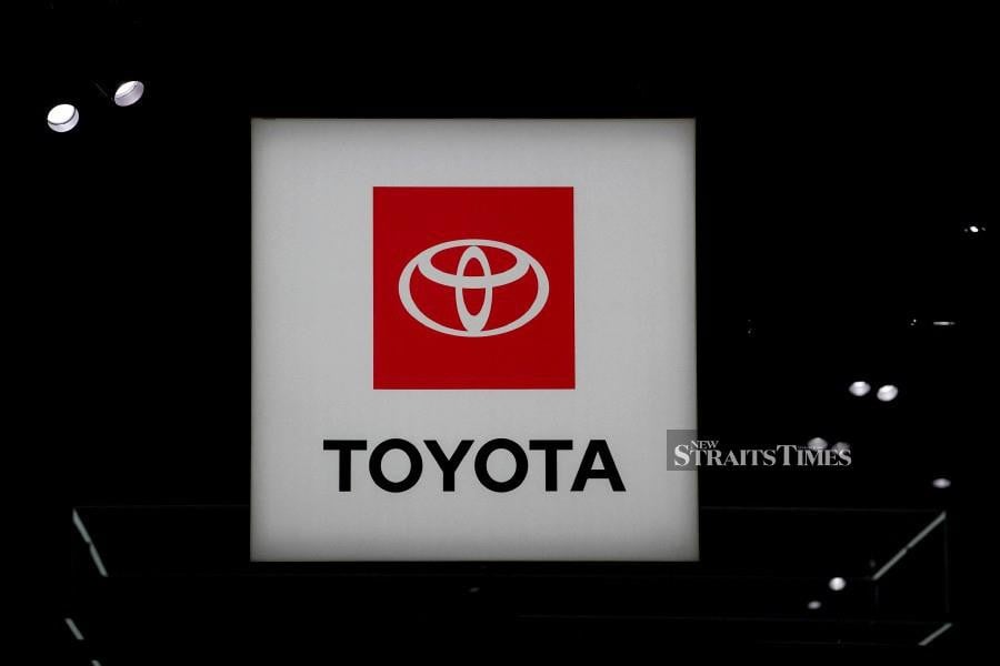 FILE PHOTO: A Toyota logo. REUTERS/David 'Dee' Delgado/File Photo