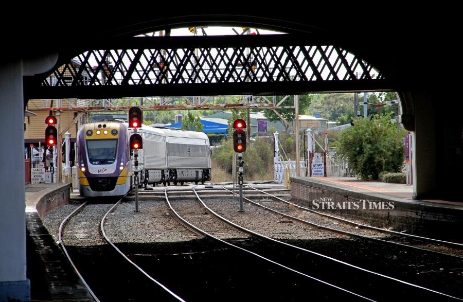Train approaching Ballarat Station from Wendouree.