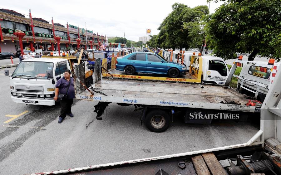 Penang Motor Vehicles Workshop Owners Association said besides suspending tow truck operations, they would also be closing car repair workshops. - NSTP/RAMDZAN MASIAM 