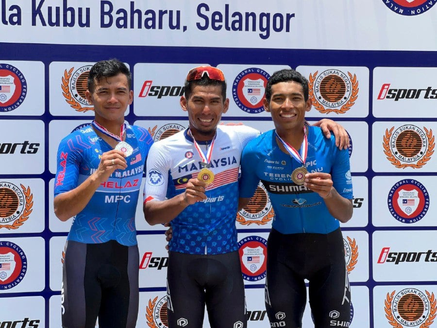 Zawawi Azman (left), Nur Amirull Fakhruddin Mazuki (centre) and Nur Aiman Rosli pose with their National Road Cycling Championships medals in Kuala Kubu Baru today. - Pic courtesy of Sharonjane Liau
