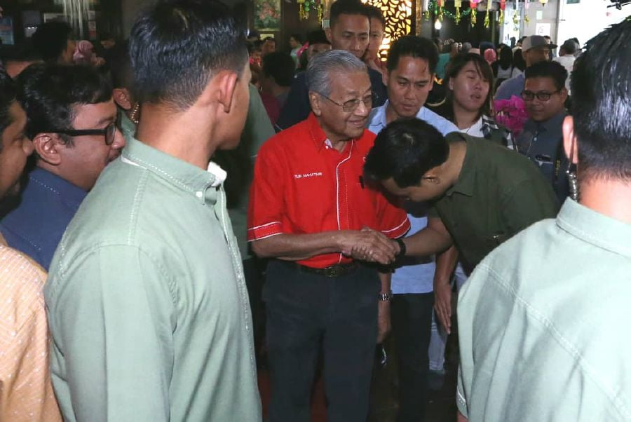 “Tell me if I cheat. I can be dropped. Likewise, the Pakatan Harapan elected representatives who cheat or do not uphold the trust can be removed as well,” Tun Dr Mahathir Mohamad said when opening the 29th general meeting of Koperasi Pembangunan Daerah Langkawi, here. Pic by NSTP/AMRAN HAMID