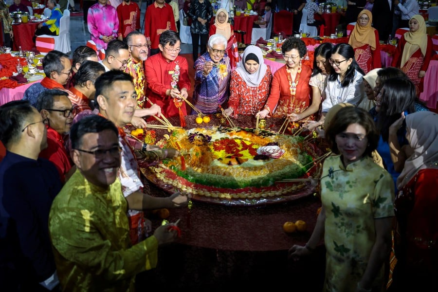 Thousands of Malaysians of various races thronged the Chinese New Year open house hosted by Penang Chief Minister Chow Kon Yeow at the Setia SPICE Arena Bayan Baru today. BERNAMA PIC