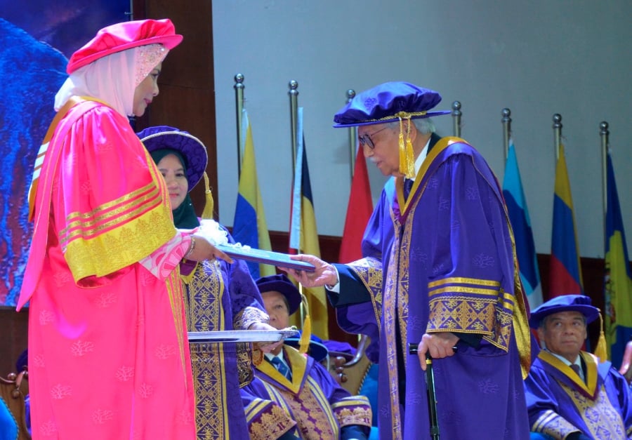 In his acceptance speech after receiving an honorary doctorate degree in Economics from Universiti Malaysia Terengganu (UMT) chancellor Sultanah Nur Zahirah at UMT’s 17th convocation ceremony here yesterday, the former finance minister and former Council of Eminent Persons (CEP) chairman said universities should promote healthy debates on differing views, as graduates of today are the future leaders of the country.-Bernama 