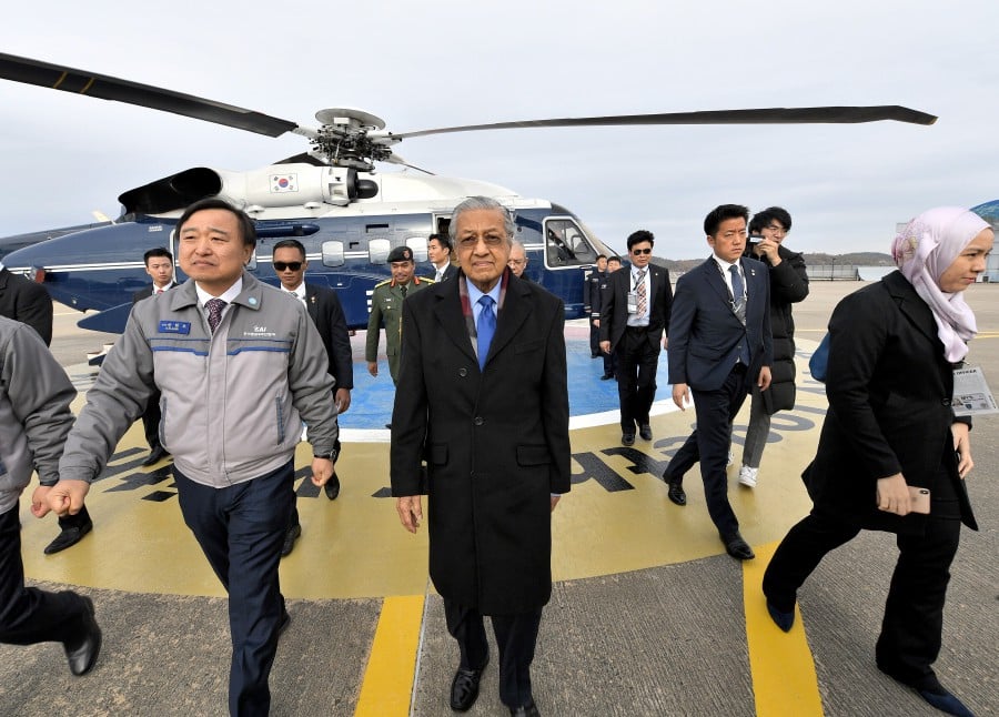 Prime Minister Tun Dr Mahathir Mohamad (second, left) arrived to visit the Korea Aerospace Industry (KAI) in conjunction with the ASEAN-South Korea Commemorative Summit 2019 today.-BERNAMA