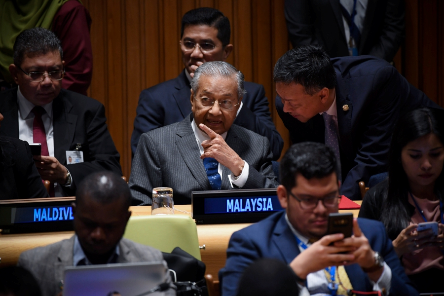 Prime Minister Tun Dr Mahathir Mohamad (center) attending the Sustainable Development Goals Summit -Leaders Dialogue 6 on 'The 2020-2030 Vision', at the United Nations (UN) headquarters .Dr Mahathir is in New York for the 74th Session of the UN General Assembly.Looking on are Malaysian Foreign Minister Datuk Saifuddin Abdullah and Economic Affairs Minister Datuk Seri Mohamed Azmin Ali.-Bernama