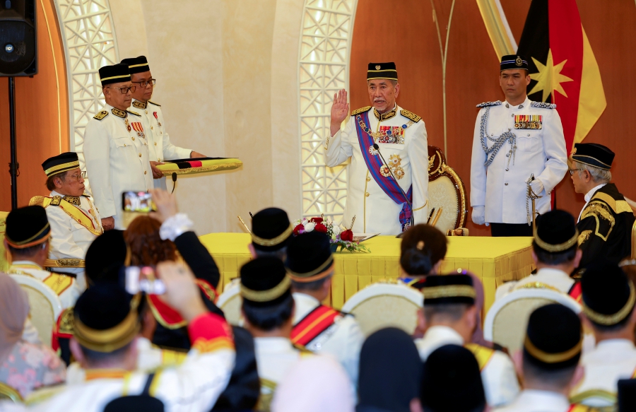  Tun Dr Wan Junaidi Tuanku Jaafar was sworn in as the 8th Yang Dipertua Negeri at the Sarawak State Legislative Assembly Building. - Bernama pic