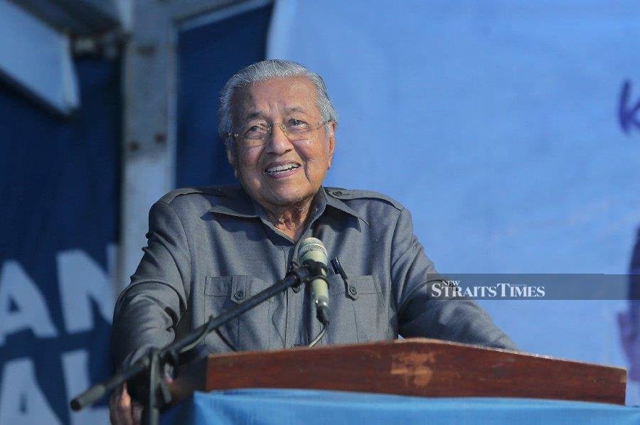 Appointing Tun Dr Mahathir Mohamad as the adviser of the "state government four" (SG4) is purely cosmetic and may not bring much benefit to Perikatan Nasional-led states, say experts. - NSTP/NUR AISYAH MAZALAN