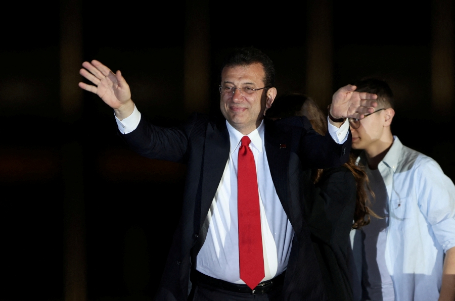Istanbul Mayor Ekrem Imamoglu, mayoral candidate of the main opposition Republican People's Party (CHP), greets his supporters following the early results in front of the Istanbul Metropolitan Municipality (IBB) in Istanbul, Turkiye. (REUTERS/Umit Bektas)
