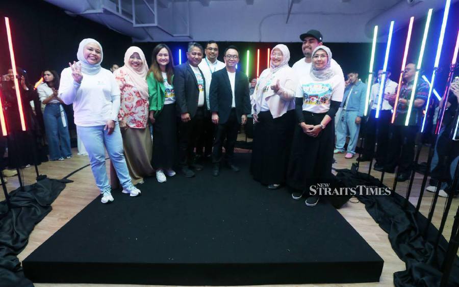 Group Managing Director of Media Prima Berhad (MPB), Rafiq Razali (4th from right), and Chief Executive Officer of Media Prima Television Network and Primeworks Studios, Nini Yusof (3rd from right), along with the senior management of Media Prima, launched Immersio Inspirasi Generasi in conjunction with TV3's 40th anniversary celebration at the Telekom Museum. - NSTP/ROHANIS SHUKRI