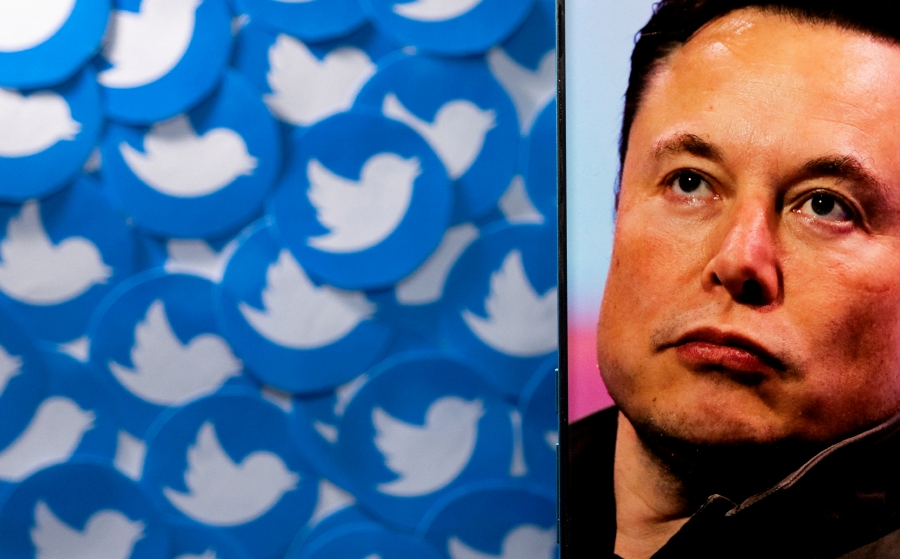 (FILE PHOTO) Twitter users voted on Monday to oust owner Elon Musk as CEO in a highly unscientific poll he organised and promised to honor, just weeks after he took charge of the social media giant. (REUTERS/Dado Ruvic/Illustration/File Photo)