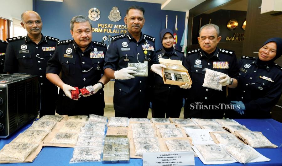 State police chief Datuk T. Narenasagaran (3rd from left) said the Seberang Perai Utara Narcotics Investigation Department got their break after a raid in house in Kepala Batas on Wednesday at 5pm where they arrested four men and a woman, aged between 22 and 49. -NSTP/RAMDZAN MASIAM
