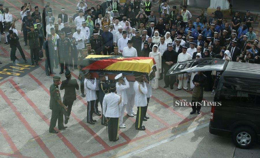 Sarawak Premier, Tan Sri Abang Johari Abang Openg, led his cabinet and other state dignitaries to meet the arrival of the body of former Governor Tun Abdul Taib Mahmud on arrival at the Kuching International Airport. - NSTP/NADIM BOKHARI