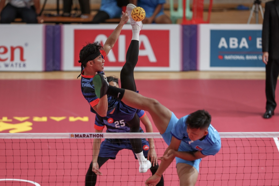 The national men’s sepak takraw squad retained their Sea Games team silver medal after downing Cambodia 3-0 in their final round-robin tie at the NSTC Basketball Hall here today. - Bernama pic