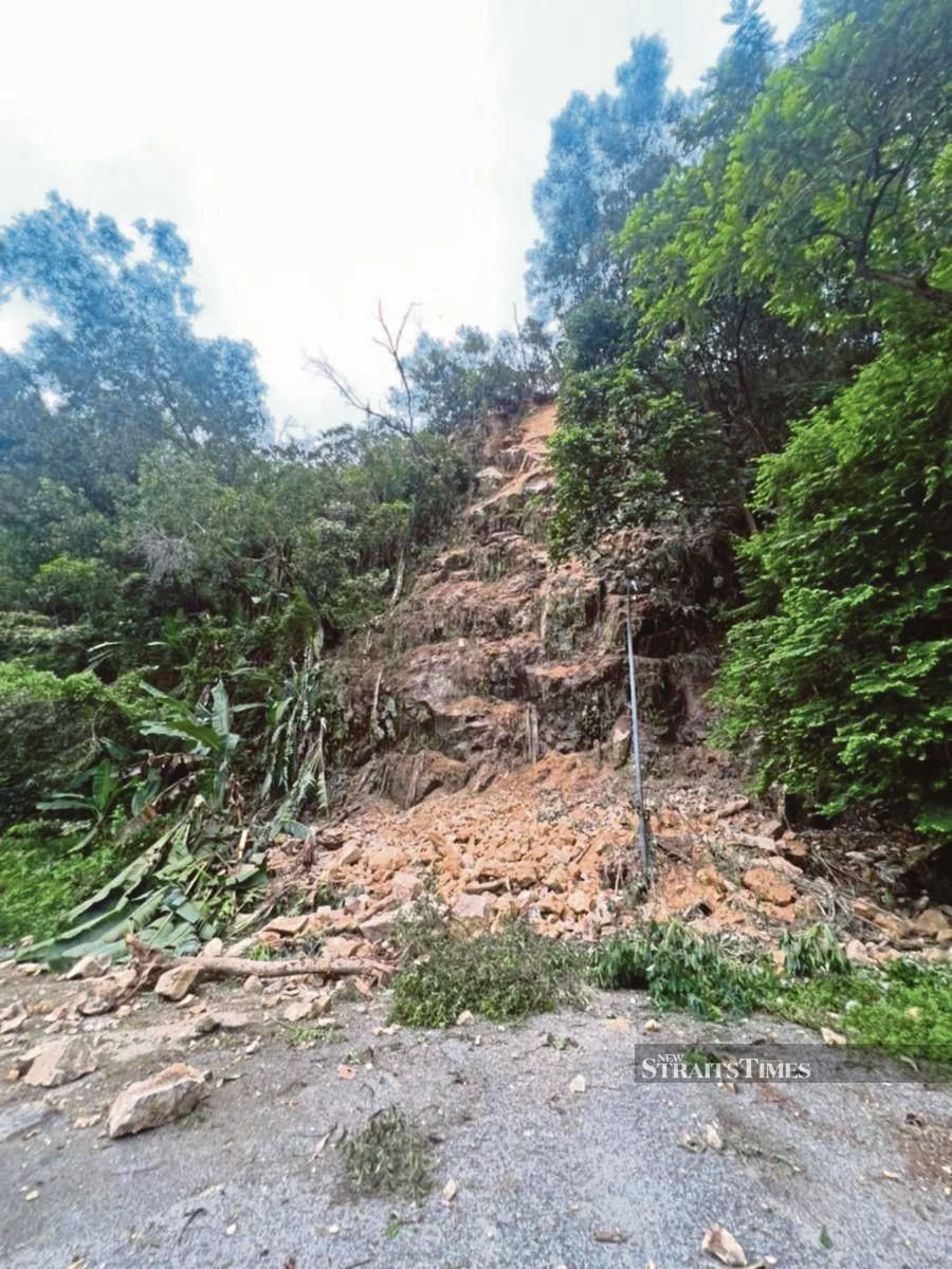  A 30m landslide destroyed part of a slope near the Taman Cheras Mas apartments on Nov 25. PIC COURTESY OF THE FIRE AND RESCUE DEPARTMENT