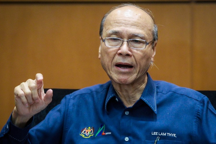 KUALA LUMPUR : Alliance for a Safe Community chairman Tan Sri Lee Lam Thye said that the Home Ministry’s focus on granting citizenship to children who are born out of wedlock or adopted is a timely move. — NSTP FILE PIC