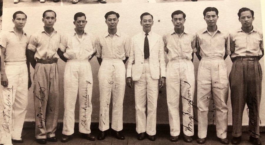 Teoh Seng Khoon (4th from left) with the 1949 Thomas Cup team. 