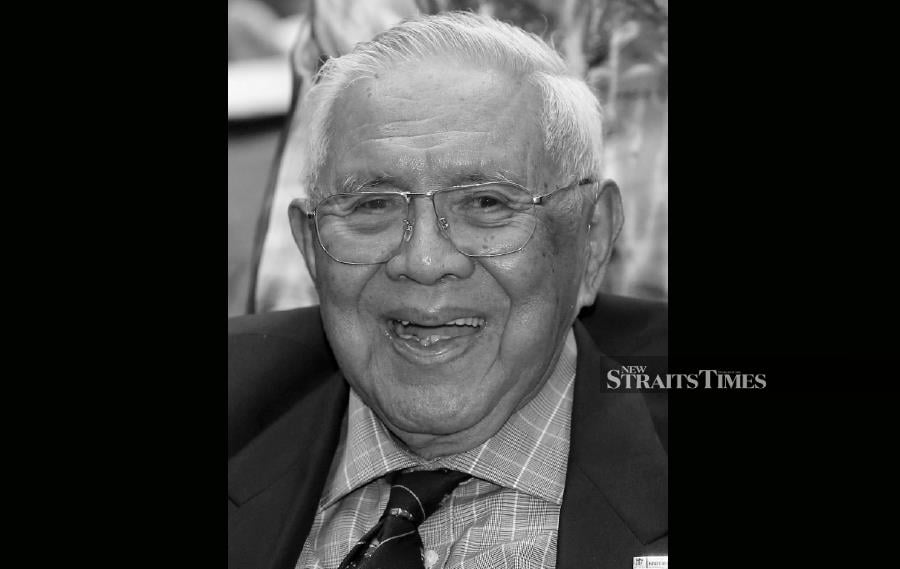 Former Defence Minister Tengku Tan Sri Ahmad Rithauddeen Tengku Ismail died at his residence in Jalan Duta here at 8.43pm last night due to old age. - NSTP file pic