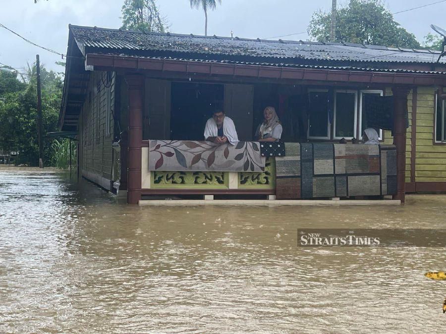 Floods have hit all eight districts in Terengganu affecting 3,813 people from 1,103 families who have sought shelter at 81 relief centres. - NSTP/ZATUL IFFAH ZOLKIPLY