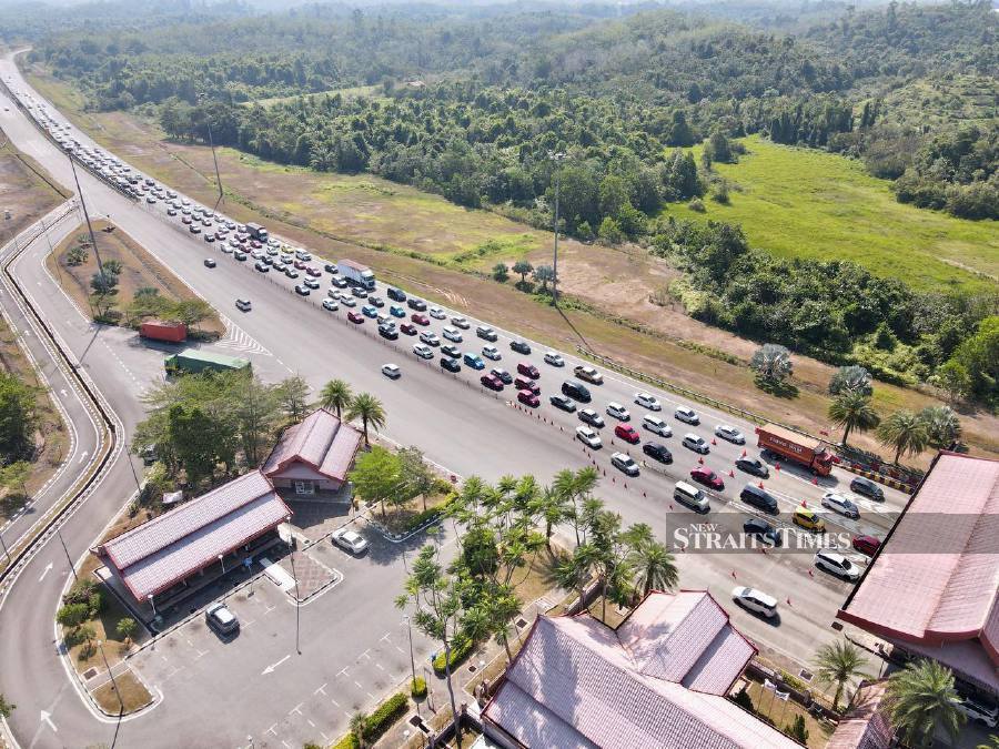 Traffic flow moves slowly at Plaza Toll Kuala Terengganu due to the large number of people starting to return to their hometowns to celebrate Hari Raya Aidilfitri. The picture was taken at 4.00 pm. - NSTP/GHAZALI KORI.