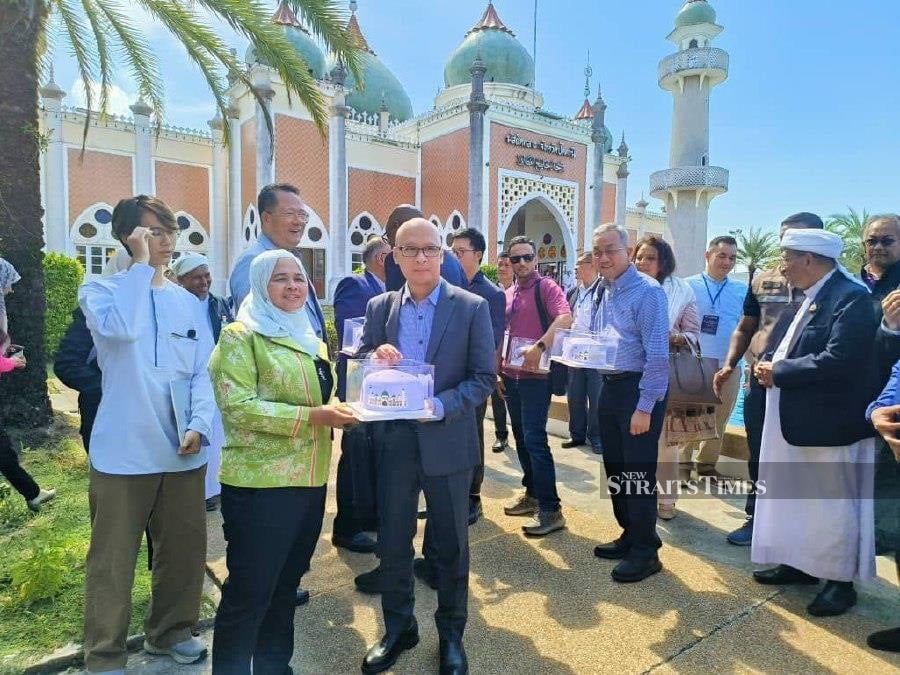Pattani governor Patimoh Sadiyamu (left) welcoming the Organisation of Islamic Cooperation (OIC) delegates at the Pattani Central mosque yesterday. NSTP/Sharifah Mahsinah Abdullah
