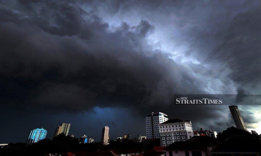 Heavy rain, thunderstorms, and strong winds are expected to lash several parts of Peninsular Malaysia and Sarawak, starting at noon (12pm) today. - NSTP/MIKAIL ONG