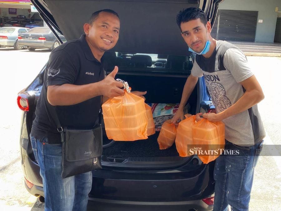 Sembang Cafe team delivering lunch packs