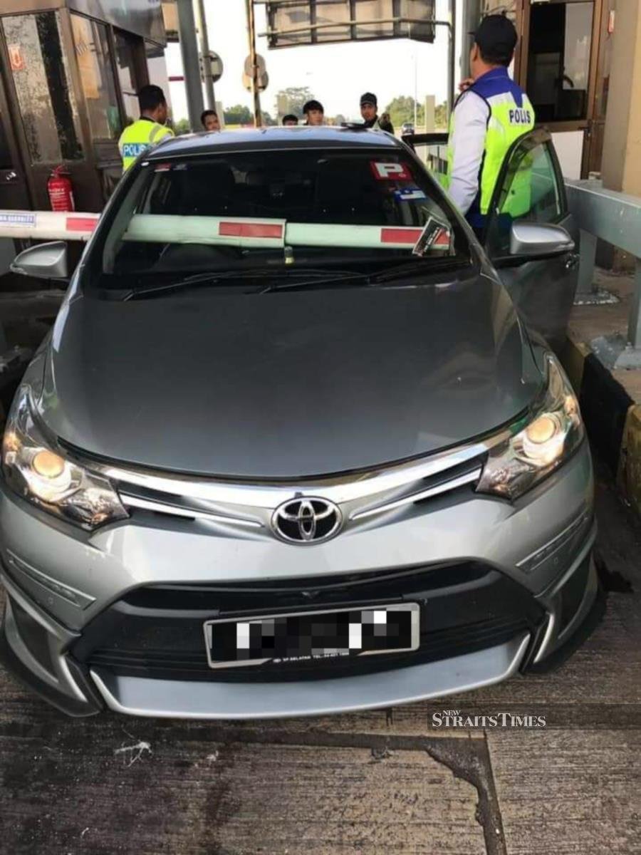 Daydreaming driver crashes into boom barrier at toll plaza 