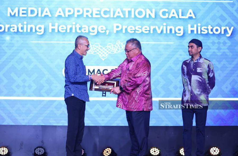 Group managing editor Datuk Ahmad Zaini Kamaruzzaman represented NSTP in receiving the certificate of appreciation.  - NSTP/ASWADI ALIAS