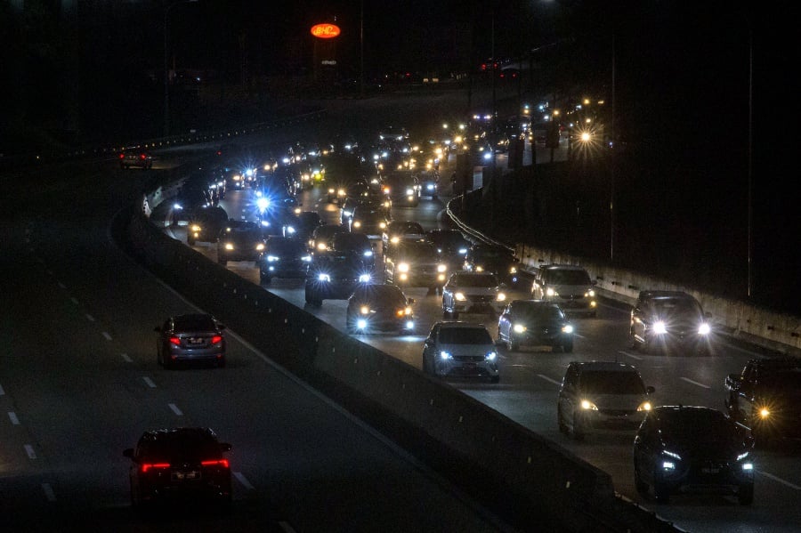 Traffic on major highways heading towards the Klang Valley was congested tonight, with many city folks returning from their hometowns after the Hari Raya Aidilfitri holidays. - Bernama pic