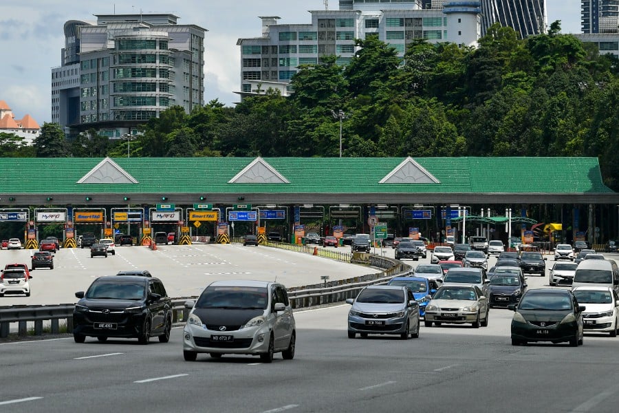 The government will waive toll payments for private vehicles on Feb 8 and 9 in conjunction with the Chinese New Year celebration.- Bernama pic 